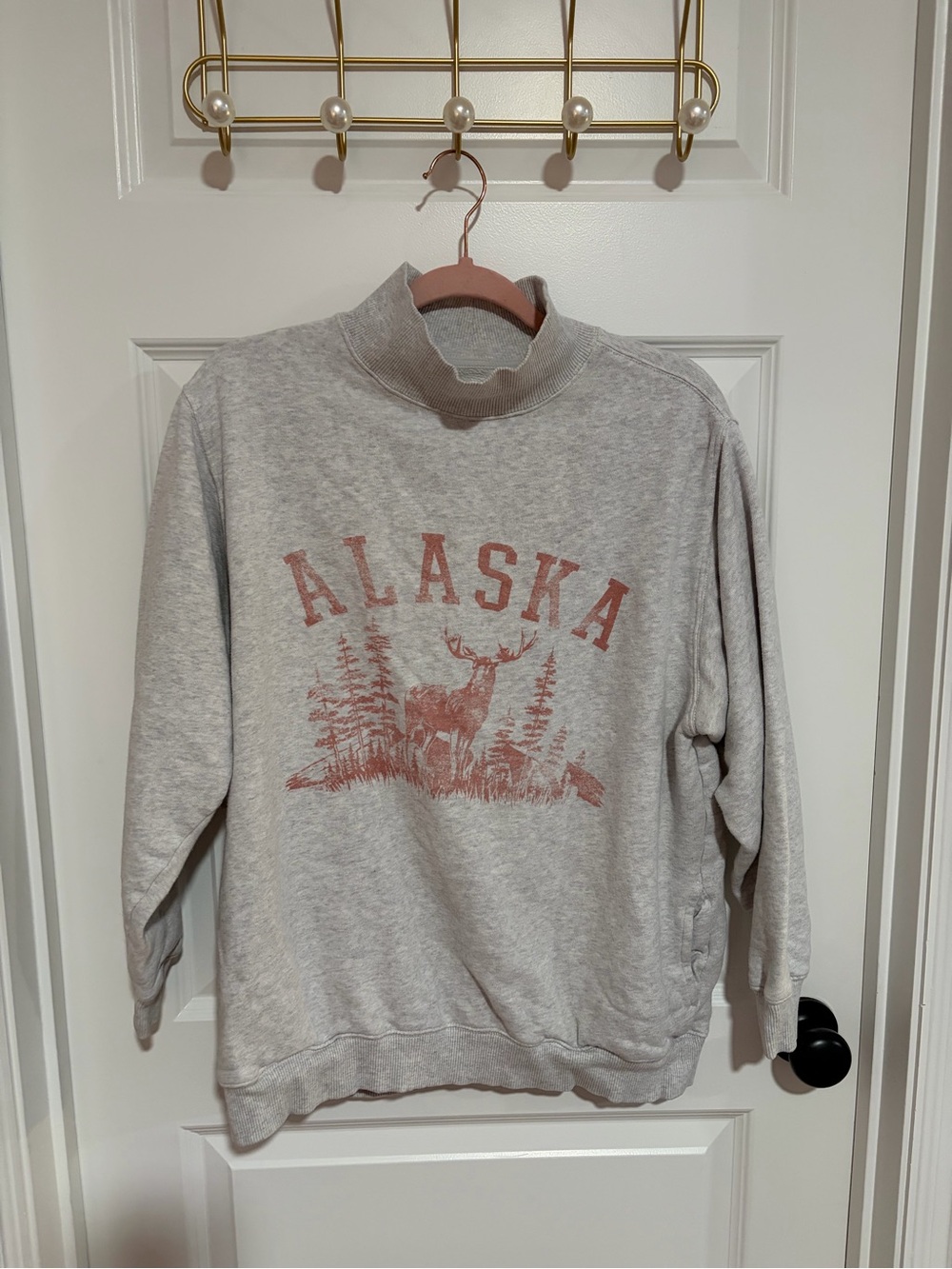 aerie Turtleneck Sweatshirt in Light Gray with red Print - Alaska Graphic